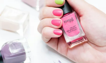 Тенденции в маникюра 2025: Цветове и дизайни