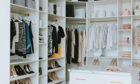 Как да създадеш капсулен гардероб за всеки повод